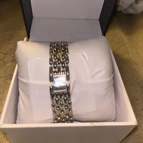 Geoffrey Beene woman’s watch new with new battery installed - Picture 2 of 6